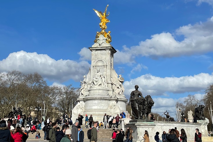 Buckingham Palace Statue